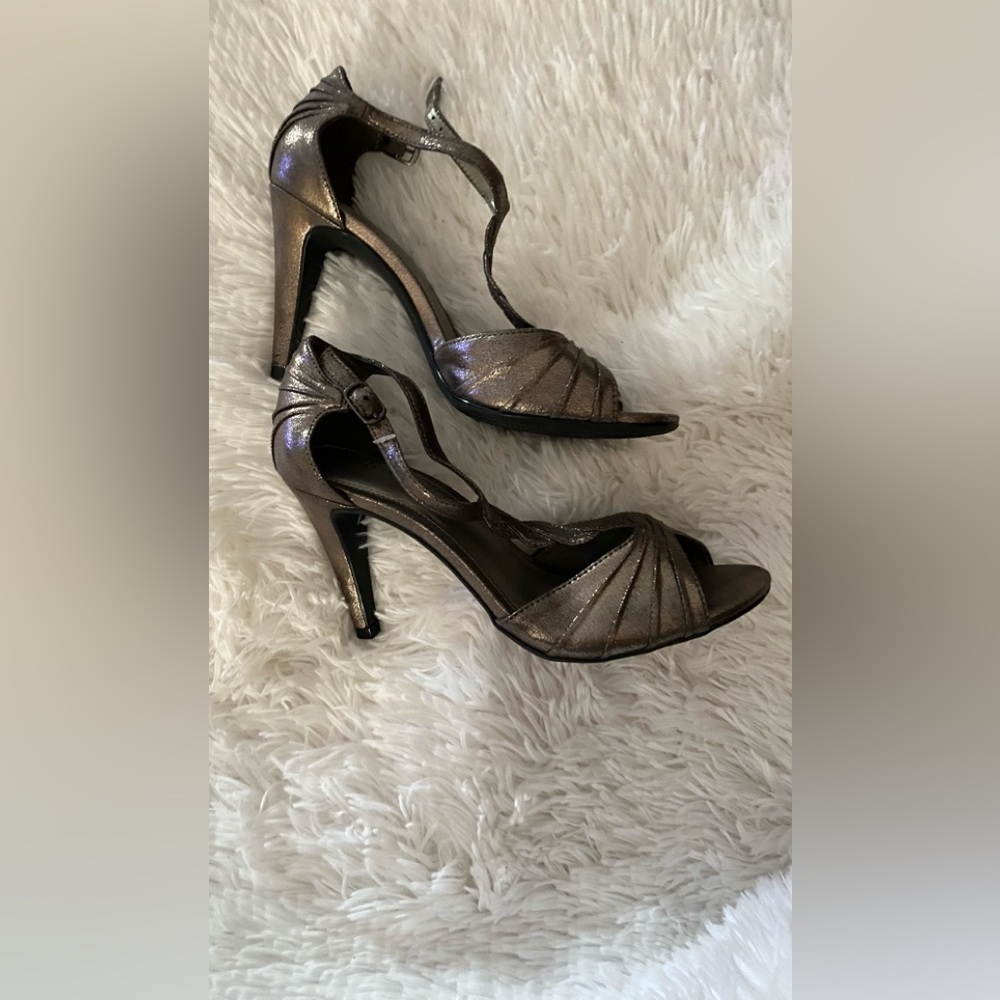 Nice dancing heels. Golden Metallic